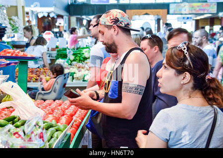 Montreal, Kanada - 26. Juli 2014: Menschen kaufen Produkte auf Jean-Talon Farmers Market in der Innenstadt mit Obst-displays Stockfoto