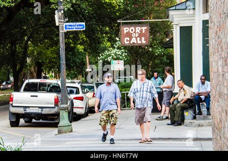 New Orleans - 13. Juli 2015: Menschen zu Fuß auf Dauphine Altstadt tagsüber mit Anlaufhafen Zeichen Stockfoto