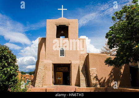 Santa Fe, USA - 30. Juli 2015: Kapelle San Miguel Mission der Kirche, die älteste in den Vereinigten Staaten, im Adobe Pueblan Stil eingerichtet Stockfoto