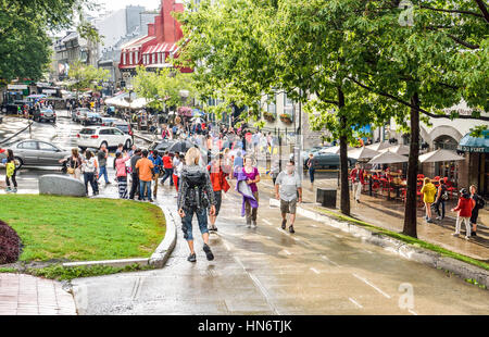 Quebec Stadt, Kanada - 27. Juli 2014: Passanten in der Innenstadt nach Regen Stockfoto