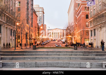 Washington DC, USA - 29. Dezember 2016: Smithsonian Reynolds Kongresszentrum während des Sonnenuntergangs mit Lichtern Stockfoto