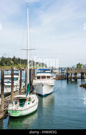 La Conner, USA - 21. April 2016: Boote und Wasser Wasserstraße Bucht Swinomish Channel im historischen Dorf im US-Bundesstaat Washington Stockfoto