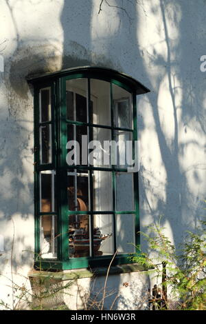 Waldseidlung, Wohnsiedlung für die SS-Mitglieder und ihre Familien. Detail mit ungewöhnlichen "verglasten Fenster-Boxen". Stockfoto