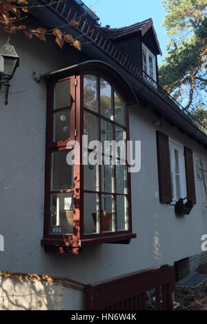 Waldseidlung, Wohnsiedlung für die SS-Mitglieder und ihre Familien. Detail mit ungewöhnlichen "verglasten Fenster-Boxen". Stockfoto