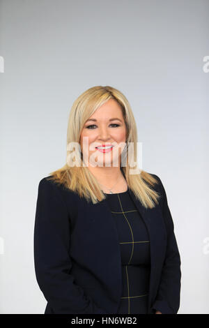 Michelle O'Neill (geboren 10. Januar 1977) ist ein irischer Politiker und der Anführer der Sinn Féin in Nordirland und MLA für Mid Ulster seit 2007 ist. Sie ist auch die Ministerin für Gesundheit in der Northern Ireland Executive und war zuvor der Minister für Landwirtschaft und ländliche Entwicklung. Familie. O'Neill stammt aus einer irischen republikanischen Familie in Clonoe, County Tyrone. Ihr Vater, Brendan Doris war ein Provisional IRA Gefangener und Sinn Féin Stadtrat. Ihr Onkel Paul Doris, ist ein ehemaliger nationaler Präsident der NORAID. Ein Cousin Tony Doris, war einer der drei IRA-Mitglieder im Jahr 1991 von der SAS erschossen. Stockfoto