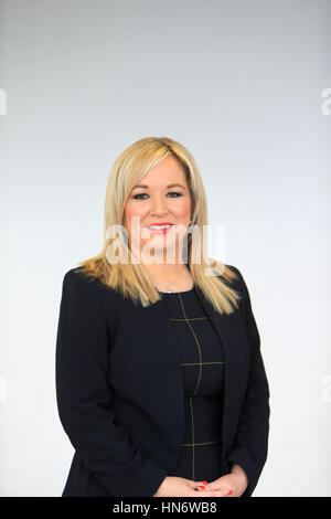 Michelle O'Neill (geboren 10. Januar 1977) ist ein irischer Politiker und der Anführer der Sinn Féin in Nordirland und MLA für Mid Ulster seit 2007 ist. Sie ist auch die Ministerin für Gesundheit in der Northern Ireland Executive und war zuvor der Minister für Landwirtschaft und ländliche Entwicklung. Familie. O'Neill stammt aus einer irischen republikanischen Familie in Clonoe, County Tyrone. Ihr Vater, Brendan Doris war ein Provisional IRA Gefangener und Sinn Féin Stadtrat. Ihr Onkel Paul Doris, ist ein ehemaliger nationaler Präsident der NORAID. Ein Cousin Tony Doris, war einer der drei IRA-Mitglieder im Jahr 1991 von der SAS erschossen. Stockfoto