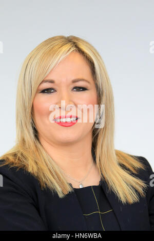 Michelle O'Neill (geboren 10. Januar 1977) ist ein irischer Politiker und der Anführer der Sinn Féin in Nordirland und MLA für Mid Ulster seit 2007 ist. Sie ist auch die Ministerin für Gesundheit in der Northern Ireland Executive und war zuvor der Minister für Landwirtschaft und ländliche Entwicklung. Familie. O'Neill stammt aus einer irischen republikanischen Familie in Clonoe, County Tyrone. Ihr Vater, Brendan Doris war ein Provisional IRA Gefangener und Sinn Féin Stadtrat. Ihr Onkel Paul Doris, ist ein ehemaliger nationaler Präsident der NORAID. Ein Cousin Tony Doris, war einer der drei IRA-Mitglieder im Jahr 1991 von der SAS erschossen. Stockfoto