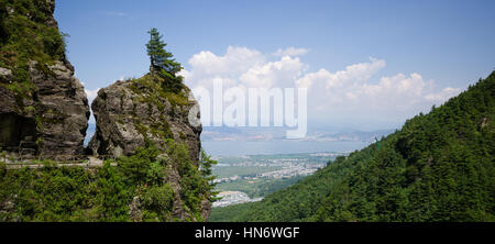 Blick auf Er Hai See von Cloud Traveller Pfad im Cangshan-Gebirge, Dali, Yunnan, China Stockfoto