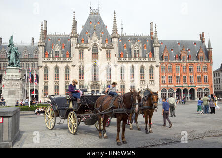 Brügge, Belgien - Juni 18: Horse-drawn Wagen auf dem Marktplatz in Brügge, Belgien am 18. Juni 2013. Das historische Stadtzentrum von Brügge ist ein Profi Stockfoto