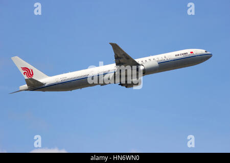 FRANKFURT, GERMANY - JUL 11: A Boeing 777-300 von Air China ab Frankfurt Flughafen. Air China ist eine der wichtigsten Fluggesellschaften von der Menschen Stockfoto