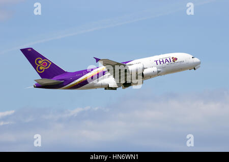 Frankfurt am Main - Juli 11: A Thai Airways Airbus A380 abheben am 11. Juli 2013 in Frankfurt am Main, Deutschland. Thai Airways hat sechs Airbus A380, der letzte Stockfoto