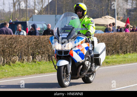 LEEUWARDEN, Niederlande - 15. April 2015: A niederlÃ ¤ ndische BMW R1200RT-P Polizei Motorrad auf Patrouille. T Stockfoto