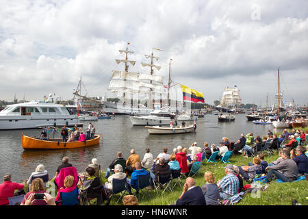 AMSTERDAM, Niederlande - 19. August 2015: Leute beobachten Schiffe vorbei in den Nordseekanal auf dem Weg nach Amsterdam, Particiate SAIL 2015 Stockfoto