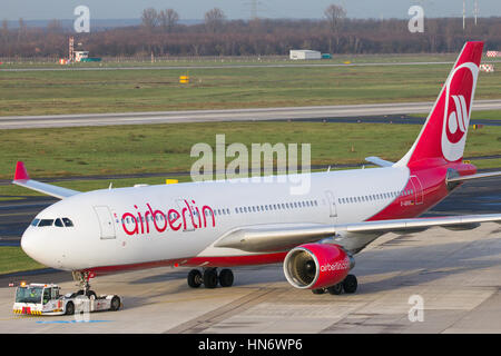 Düsseldorf, Deutschland - 21. Dezember 2015: Air Berlin Airbus A330 vor dem Abflug vom Flughafen Düsseldorf. Stockfoto