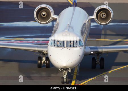 Düsseldorf, Deutschland - 21. Dezember 2015: Eurowings Canadair CRJ-900LR Taxxing nach der Landung am Flughafen Düsseldorf. Stockfoto