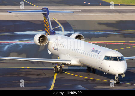 Düsseldorf, Deutschland - 21. Dezember 2015: Eurowings Canadair CRJ-900LR Taxxing nach der Landung am Flughafen Düsseldorf. Stockfoto