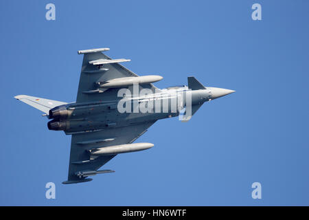 LEEUWARDEN, Niederlande - 11. April 2016: Deutsche Luftwaffe EF2000 Eurofighter vom JaboG 31 "Boelcke" nehmen Sie während der Übung Frisian Flag. Die exe-Datei Stockfoto