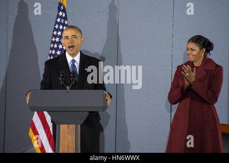 Ehemaliger US-Präsident Barack Obama gibt seiner Abschiedsrede auf der Bühne mit ehemaligen First Lady Michelle Obama in gemeinsame Basis Andrews 20. Januar 2017 in Maryland.     (Foto: Ryan J. Sonnier / US Air Force über Planetpix) Stockfoto
