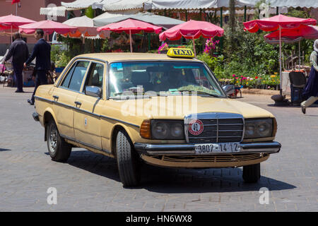 Marrakesch, Marokko - 29. April 2016: Alte Mercedes-Benz Taxi fahren auf dem Platz Djemaa el Fna in Marrakesch. Stockfoto