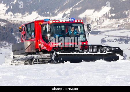 FLACHAU, Österreich - DEC 29: Pistenfahrzeug auf der Skipiste in Flachau, Österreich am 29. Dezember 2012 der Ski Resort Stadt. Diese Pisten sind Teil des Skis Stockfoto