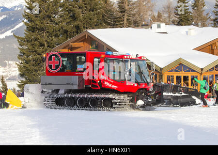 FLACHAU, Österreich - DEC 29: Pistenfahrzeug auf der Skipiste in Flachau, Österreich am 29. Dezember 2012 der Ski Resort Stadt. Diese Pisten sind Teil des Skis Stockfoto