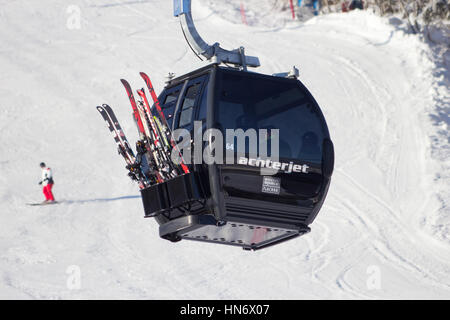 FLACHAU, Österreich - DEC 29: Skilift Kabel Stand der Piste in Flachau, Österreich am 29. Dezember 2012 steigen. Diese Pisten sind Bestandteil der Ski Armada Vernet Stockfoto