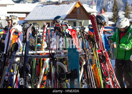 FLACHAU, Österreich - DEC 29: Die Leute an die Pisten in Ski Resort Stadt von Flachau, Österreich am 29. Dezember 2012. Diese Pisten sind Bestandteil der Ski-Armad Stockfoto