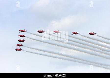 VOLKEL, Niederlande - 14 Juni: Royal Air Force Red Arrows erklingt in den Royal niederländischen Luftwaffe Tagen 14. Juni 2013 in Volkel, Niederlande. Stockfoto