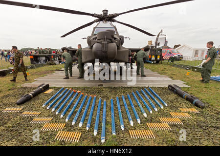 VOLKEL, Niederlande - 14 Juni: Waffen von einem niederländischen Luftwaffe AH-64 Apache auf dem Display an der Royal niederländischen Luftwaffe Tage 14. Juni 2013 in Volkel, Stockfoto