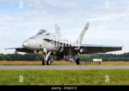 VOLKEL, die Niederlande - 15 Juni: Finnische Luftwaffe Boeing F/A-18 Hornet bei der niederländischen Luftwaffe Tag der offenen Tür am 15. Juni 2013 in Volkel, Niederlande Stockfoto