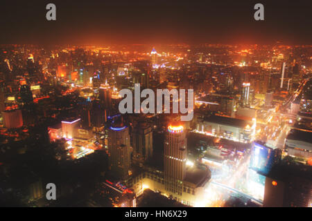 verschwommene Stadt Skyline bei Nacht / Innenstadt Stadt Antenne Stockfoto