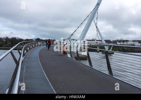 Friedensbrücke über River Foyle, Londonderry, Northern Ireland - nur zur redaktionellen Verwendung Stockfoto