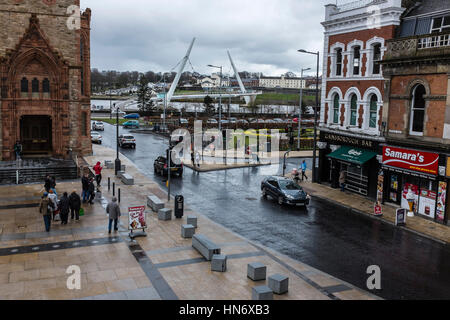 City of Derry in Nordirland. Ansicht der Guildhall und Friedensbrücke - nur zur redaktionellen Verwendung Stockfoto