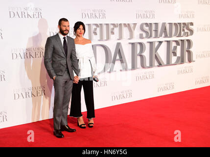 Jamie Dornan und Frau Amelia Warner ankommen für die fünfzig Shader dunkler europäische Premiere im Odeon Leicester Square in London statt. Stockfoto