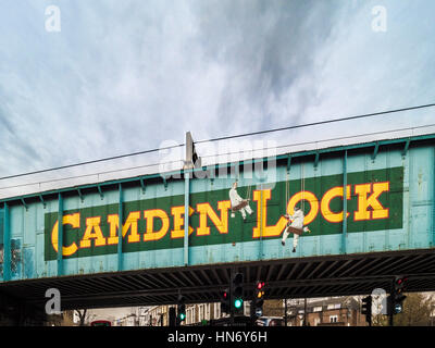Ikonische gemalten Camden Lock-Zeichen auf der Eisenbahnbrücke, London, UK. Stockfoto