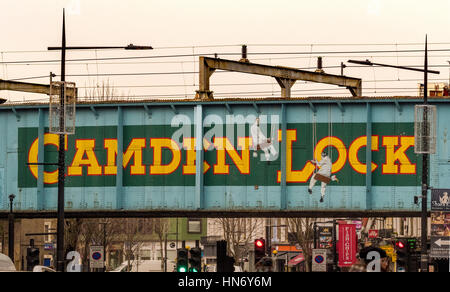 Ikonische gemalten Camden Lock-Zeichen auf der Eisenbahnbrücke, London, UK. Stockfoto