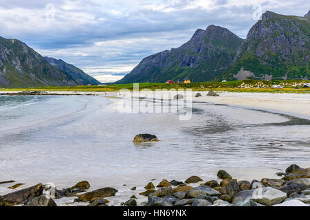 Blick auf Skagsanden Strand, Norwegen. Skagsanden ist einer der am meisten fotografierte Lofoten Strände, vor allem als Standort für Nordlichter im Winter. Stockfoto