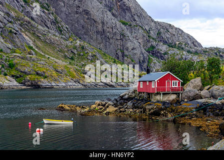 Traditionellen Rorbu in Nusfjord Siedlung, Lofoten-Inseln. Rorbu ist Haus von Fischern genutzt Stockfoto