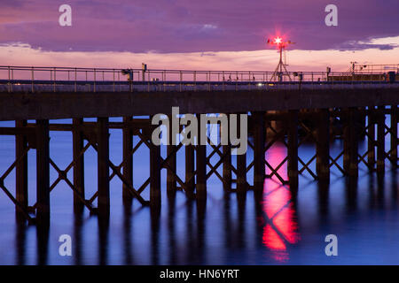 Sonnenuntergang über den Pier von Kernkraftwerk Torness, in der Nähe von Dunbar, East Lothian, Schottland Stockfoto