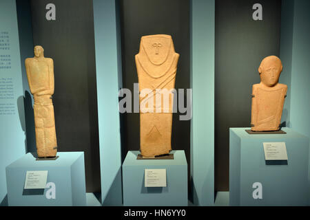 3 anthropomorphe Stelen. Qaryal al-Kaafa, in der Nähe von Ha'il. 4. Jahrtausend BCE. Sandstein. Nationalmuseum, Riyadh. Saudi-Arabien. Stockfoto