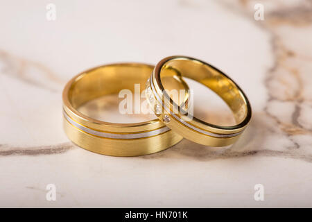 Zwei goldene Hochzeit Ringe auf Tischfläche Stockfoto