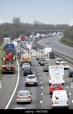 Ruhenden Verkehr auf der Autobahn M3 in Shepperton Surrey UK Stockfoto