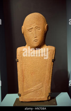 Anthropomorphe Stele. Qaryal al-Kaafa, in der Nähe von Ha'il. 4. Jahrtausend BCE. Sandstein. Nationalmuseum, Riyadh. Saudi-Arabien. Stockfoto