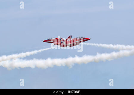 Rote Pfeile crossover Stockfoto