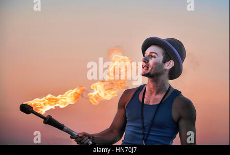 Feuer schlucken Straßenkünstler in der Abenddämmerung in Key West in Florida. Stockfoto