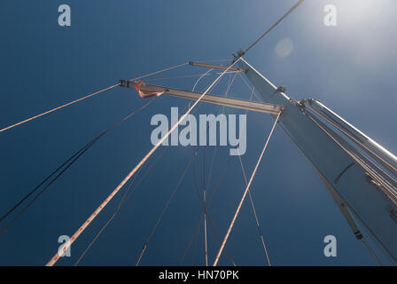 Segelboot Mast vor dem Hintergrund eines blauen Himmels Stockfoto