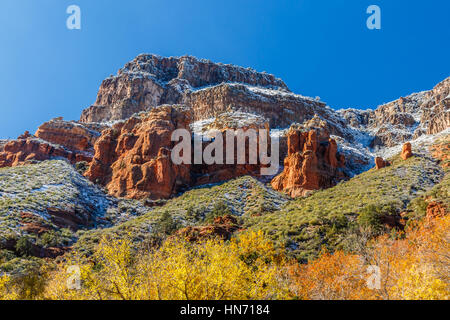 Schneebedeckte Hügel und brillante Winterfarben Sedona, Arizona und Umgebung: Stockfoto