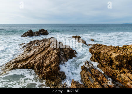 Pazifische Brandung Rauschen zwischen Felsen am Ufer California Rising Stockfoto