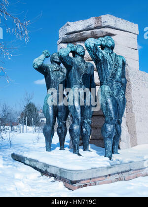 Sowjetischen Gruß, eines der vielen Statuen im Schnee bedeckt Memento Park, Budapest... Stockfoto