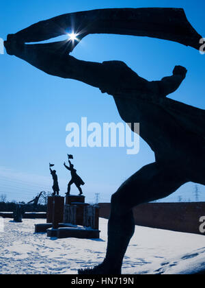 Das Denkmal für die ungarische sozialistische Republik, eine der Statuen im Schnee bedeckt Memento Park, Budapest... Stockfoto